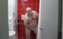 Papi-bär duscht im hotel