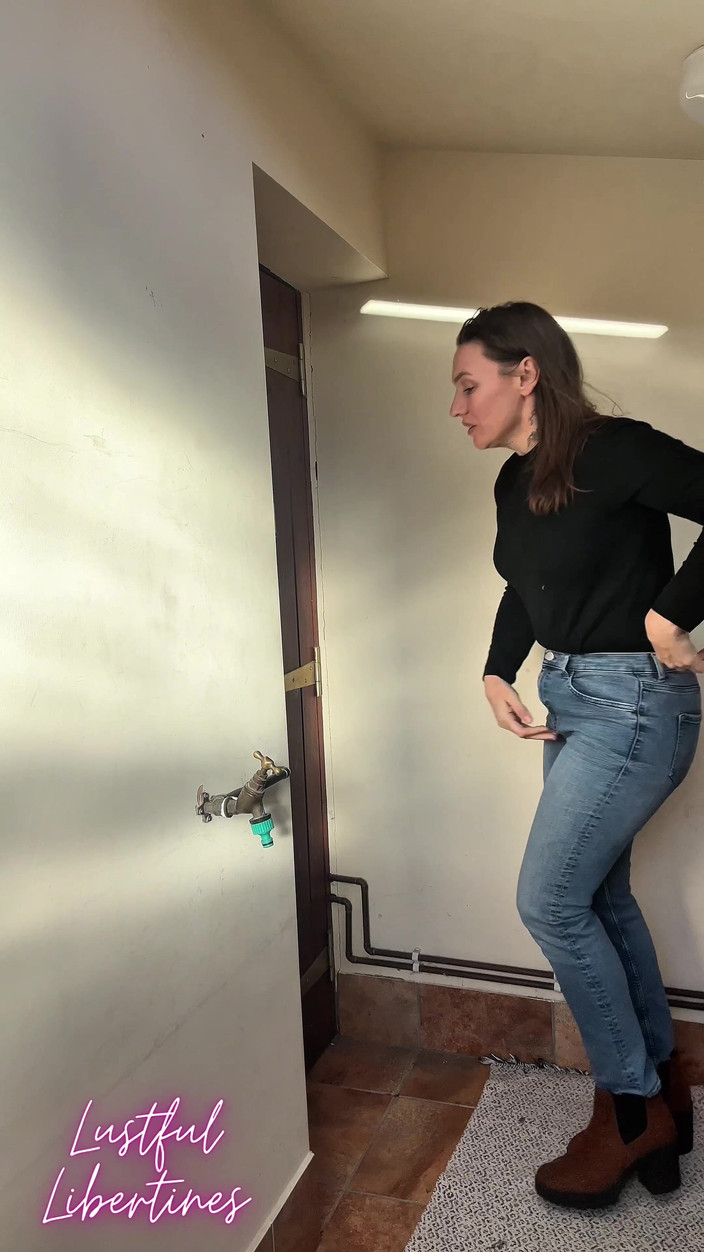 Lustful Libertines: Cewek sange ini dientot habis-habisan di kamar mandi sampai celana...