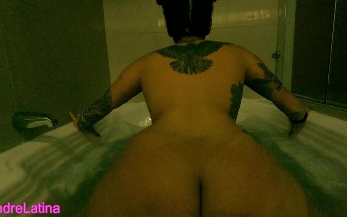 Andre Latina: उसे पानी में उसकी स्वादिष्ट गांड हिलाते हुए देखें