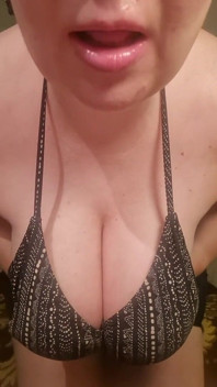 MILF se despe e se masturba até o orgasmo