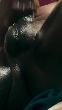 Mângâindu-i vibratorul din viața reală o pulă neagră uriașă până când ejaculează, partea 1