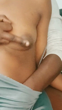 Home Alone com meia-irmã tocada com seus peitos e buceta negra