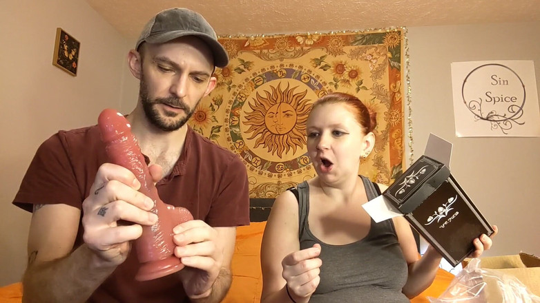 Sin Spice by Sophia Sinclair and Jasper Spice: Logyny Horkable Skin Sací pohár dildo rozbalení a masturbace