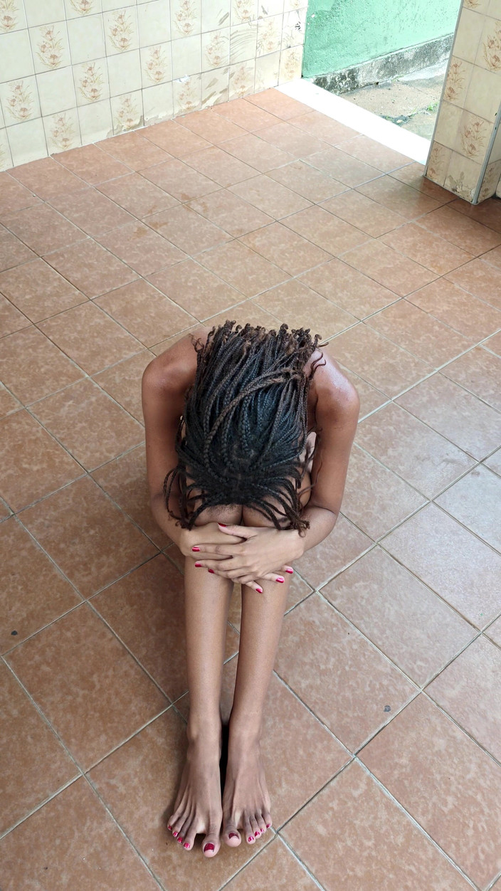 Lily Slav: आसंन अधीनस्थ एब्स करते हैं या दंडित किया जाता है