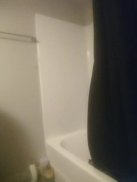 K8e Snow: Thử quần áo trong phòng tắm