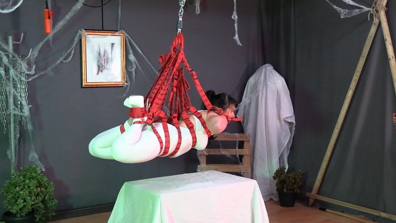 Yvette xtreme: Zavěšení opasku a bílá kombinéze