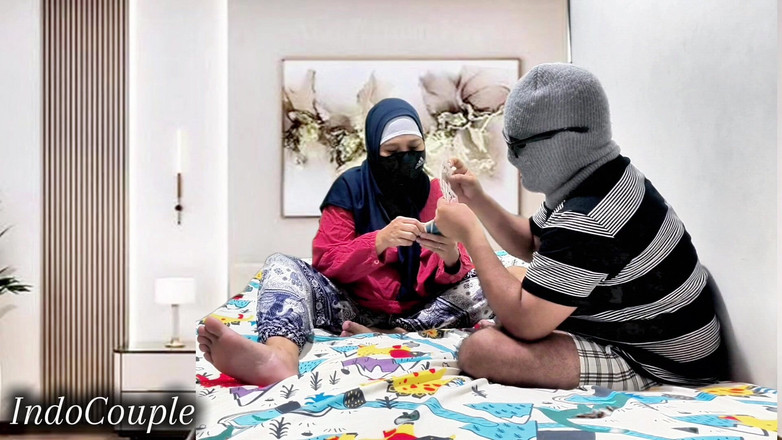 Indo Couple: Güzel Endonezyalı Müslüman tesettürlü evli kadın ve gerçek partneri kağıt...