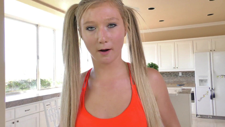 Perv Milfs n Teens: April Aniston le gusta un dedo en su culo y...