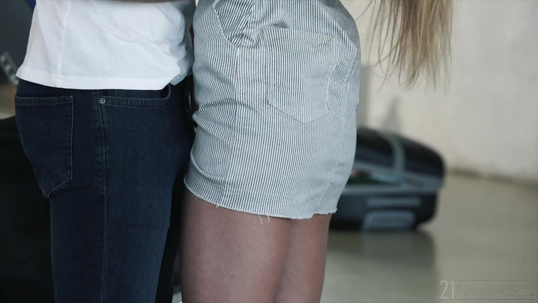 21 Naturals: 21 Naturals - napalona Alexis Crystal Temps a cock to Fuck...