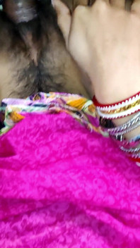 Sora vitregă indiană desi i-a dat pizda strâmtă pentru a o duce la festival
