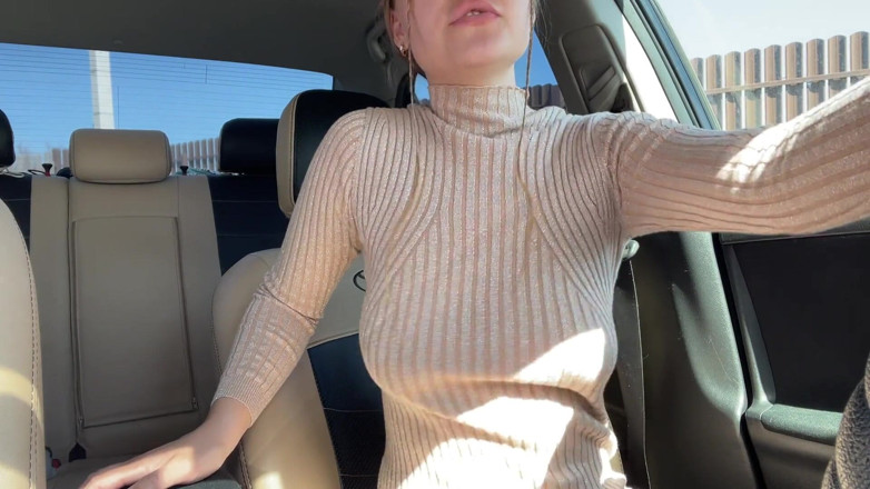Stacy_via: Une demi-sœur masturbe sa chatte mouillée sur le siège avant...