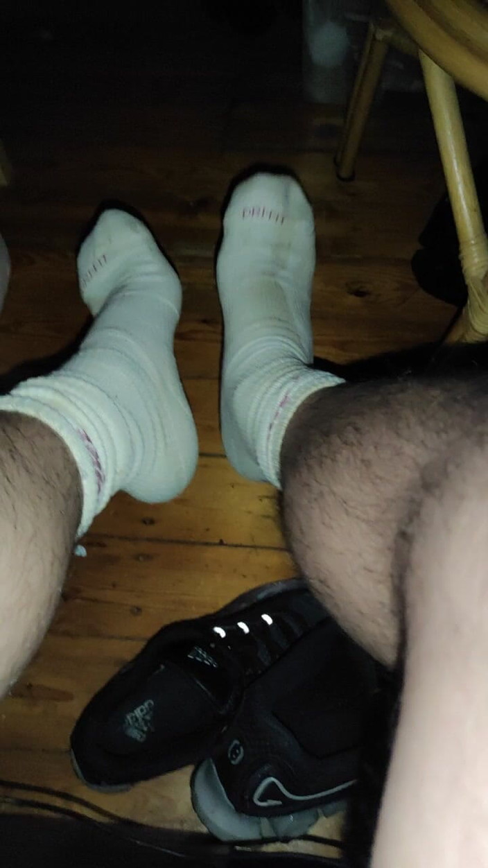 SmokedAlloy2: スポーツシューズと白い靴下はバイアグラのように見えます