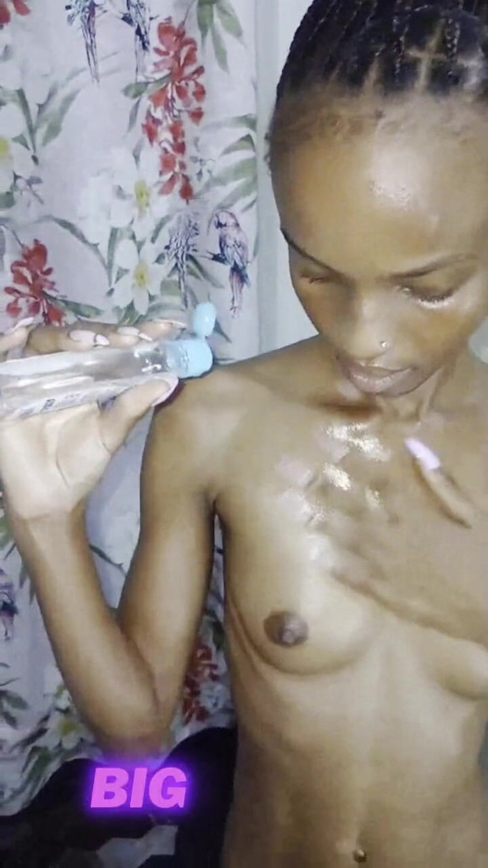 sunnyslimx: Africană slabă visând la un sex în grup german
