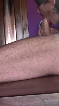 Ela está amarrada em uma mesa, com capuz de nylon, garganta dura por dez minutos com engolir porra enorme