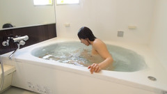 Mayumi Kanzaki: Masturbare subacvatică cu clemă pentru nas