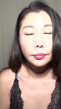 Seksueel gefrustreerde milf heeft een oog op orgasmes