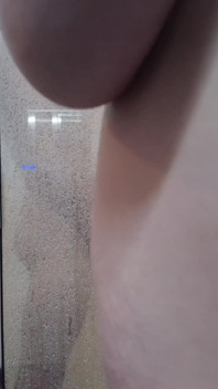 Macecha Danni Jones překvapí nevlastního syna ve sprše