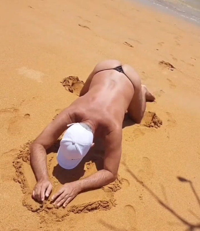 Ladysilvas: Zeer sexy Ladysilva in slipje op het strand wat een...