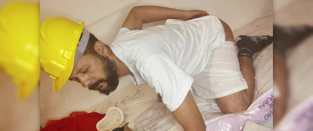 Stink HairyMale: Ejaculând pe pantaloni scurți albi