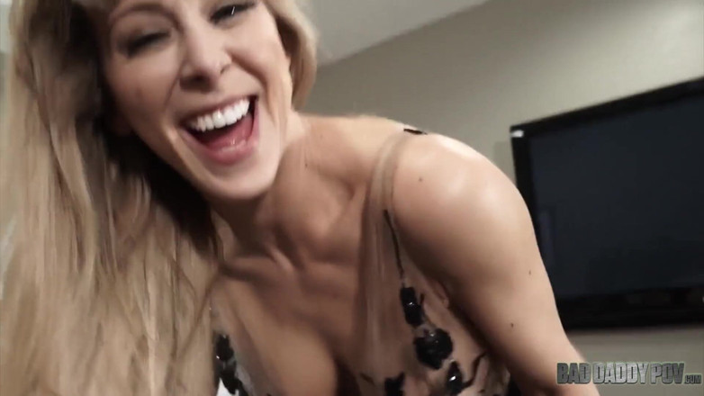 BadStepFamilyPov: Cherie Deville dikongkek pantat besarnya daripada ayah tirinya