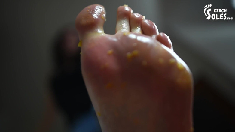 Czech Soles - foot fetish content: Saya akan menghancurkan buah-buahan dan anda akan menjilatnya dari kaki...