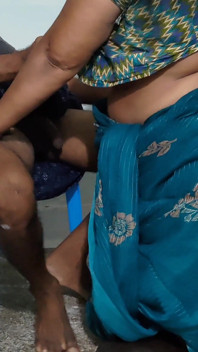 Makcik sedang membersihkan pinggan di dapur dengan memakai saree dan saya pergi ke belakangnya dan mengikatnya dan berkongkek dengannya