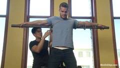 Men on Edge: Super Hunk Landon Conrad voor het eerst vastgebonden en geboord