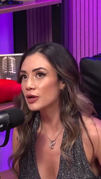Quente Gata Rafa Lima Mostrando Seu Corpo E Contando Suas Fantasias