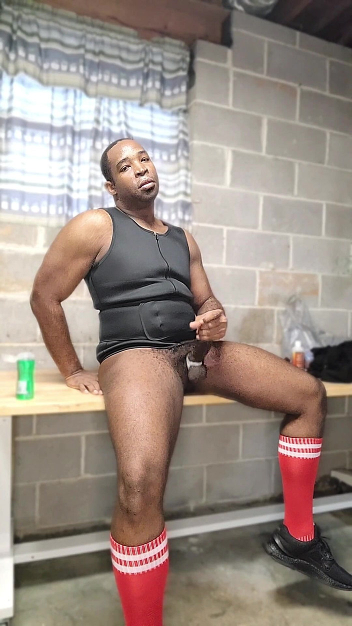 Blkbamaboi73: Büyük güçlü kick boksör antrenmandan sonra okşuyor ve boşalıyor