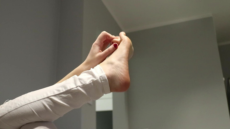 Anna Booty: Televizyon izlerken ayaklar oynuyor