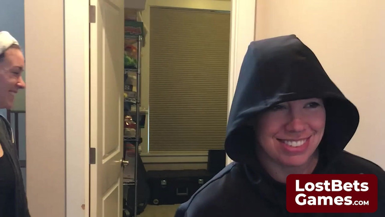 Lost Bets Games: Si Dia Berdiri Dengan Gembira Di Luar Rumah Bertatu pada...