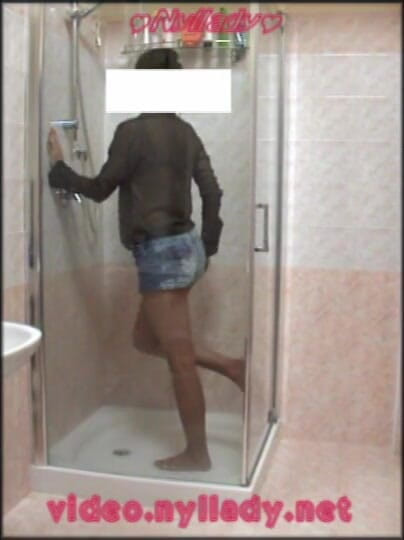 Nyllady: Sotto la doccia con calze
