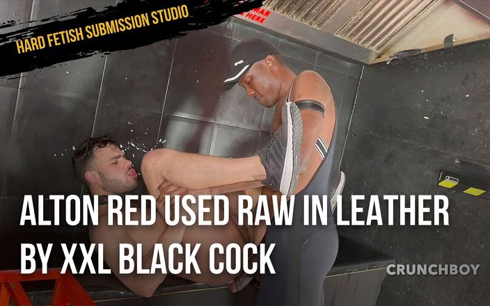 Hard fetish submission studio: Alton Red utilisé en cuir brut par Jay Carter, bite...
