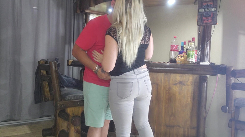 Sparowdox: ホットなブロンドがジーンズを脱ぎ、ドギースタイルで素早くセックスする