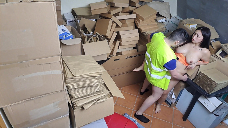 Miss Squirting: セクシーなラテン系の女神の上司が電話で従業員を捕まえる