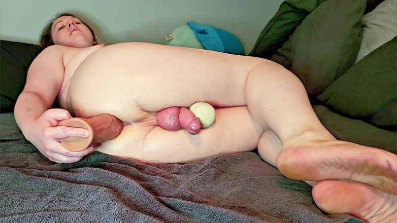 Real Gril: Estirando mi culo trans aceitado abierto con un consolador enorme