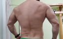 Michael Ragnar: Show de músculos desnudas en el gimnasio