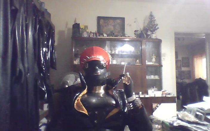 Latexsmoker: ラテックスキャットスーツ喫煙