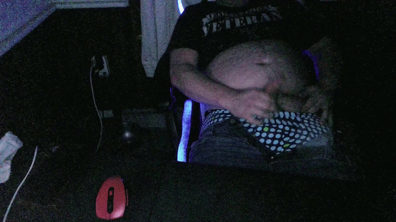 Respawn Daddy: Masturbare sexy și excitată în sufragerie cu o cameră web. Bucură-te de...