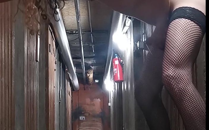 Prxcy Tgirl: Exib Dans Une Cave