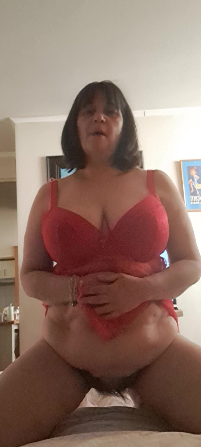 Mommy big hairy pussy: 핫한 밀프 가슴 과시하다