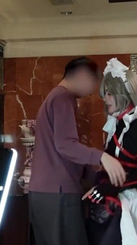Cosplayer met puur beeld onthult geheime kant, stemming na het evenement verandert in een intieme geheime ontmoeting