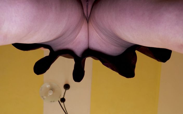 Peaches and Bananas: Sexy milfka Alia - Pod sukní