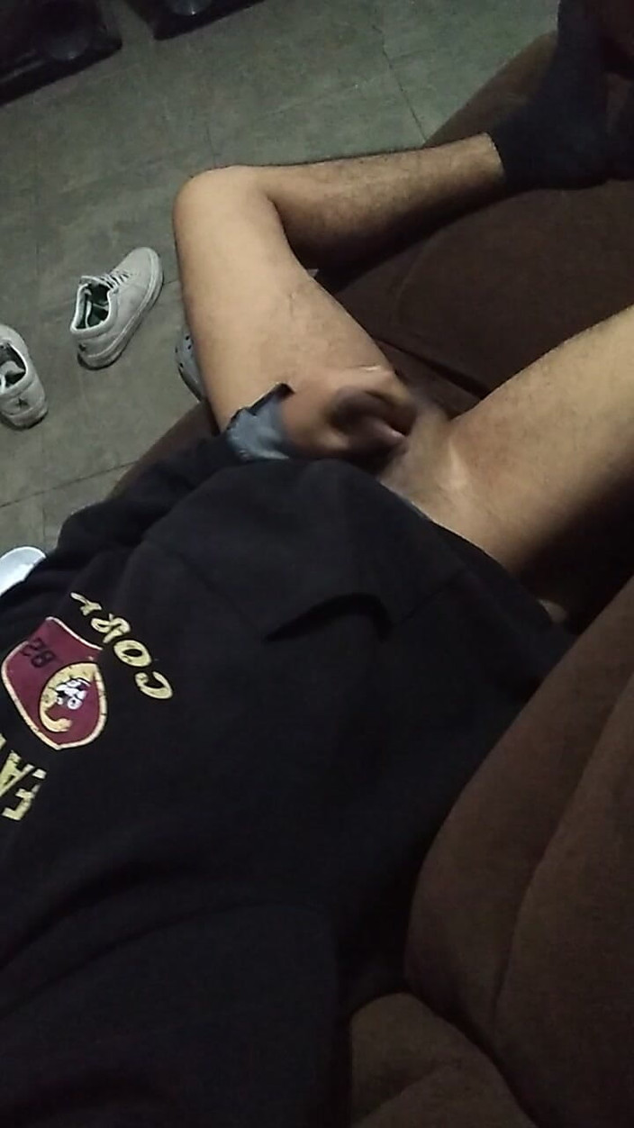 AlexAlejandro13: Sur le canapé, c’est plus confortable que dans le lit