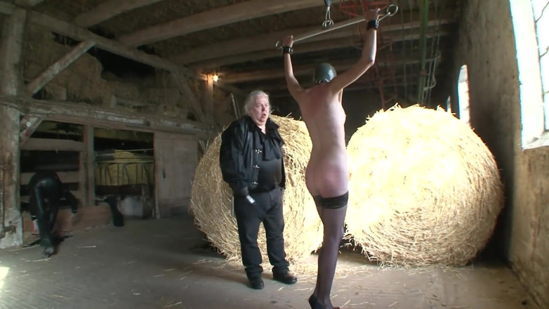 BDSM Fetish Deutschland: ถูกโซ่ล่ามมือและเท้าเพื่อถูกเฆี่ยนและลงโทษ