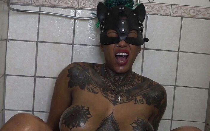 Dark Dea: &amp;quot;La reine dévoreuse de bites perverses « Dark Dea » dans la douche...