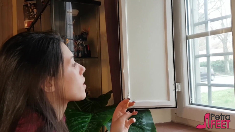 Smokin Fetish: ブルネットの美しさは葉巻を崇拝します