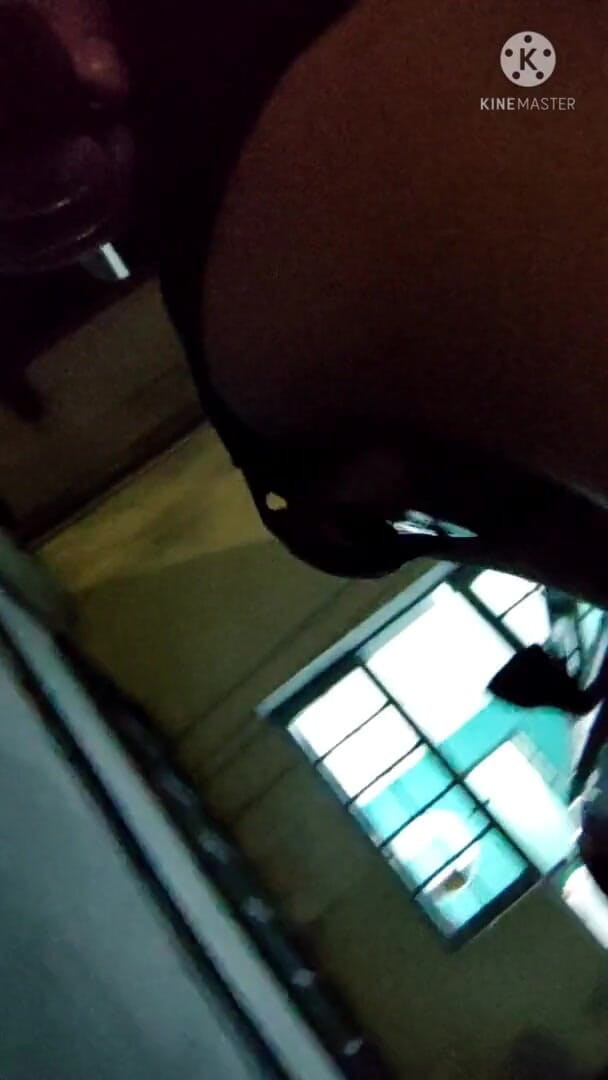 Traviezisha: Sissy Crossdresser Walking Utomhus med en enorm dildo inuti hennes...