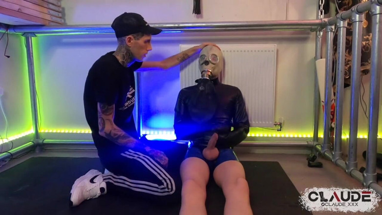 Claude Nikotine: Gas Mask Rebreather - Breath Play