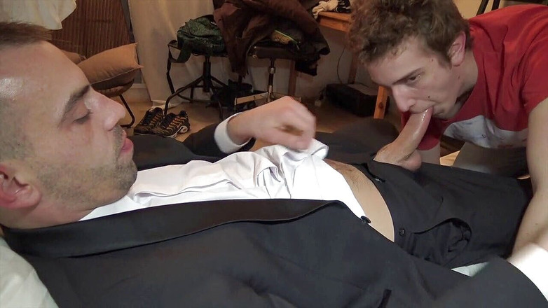 Gaybareback: 素敵な無邪気なイケメンは、ティム・コスラによって生ハメ犯さ